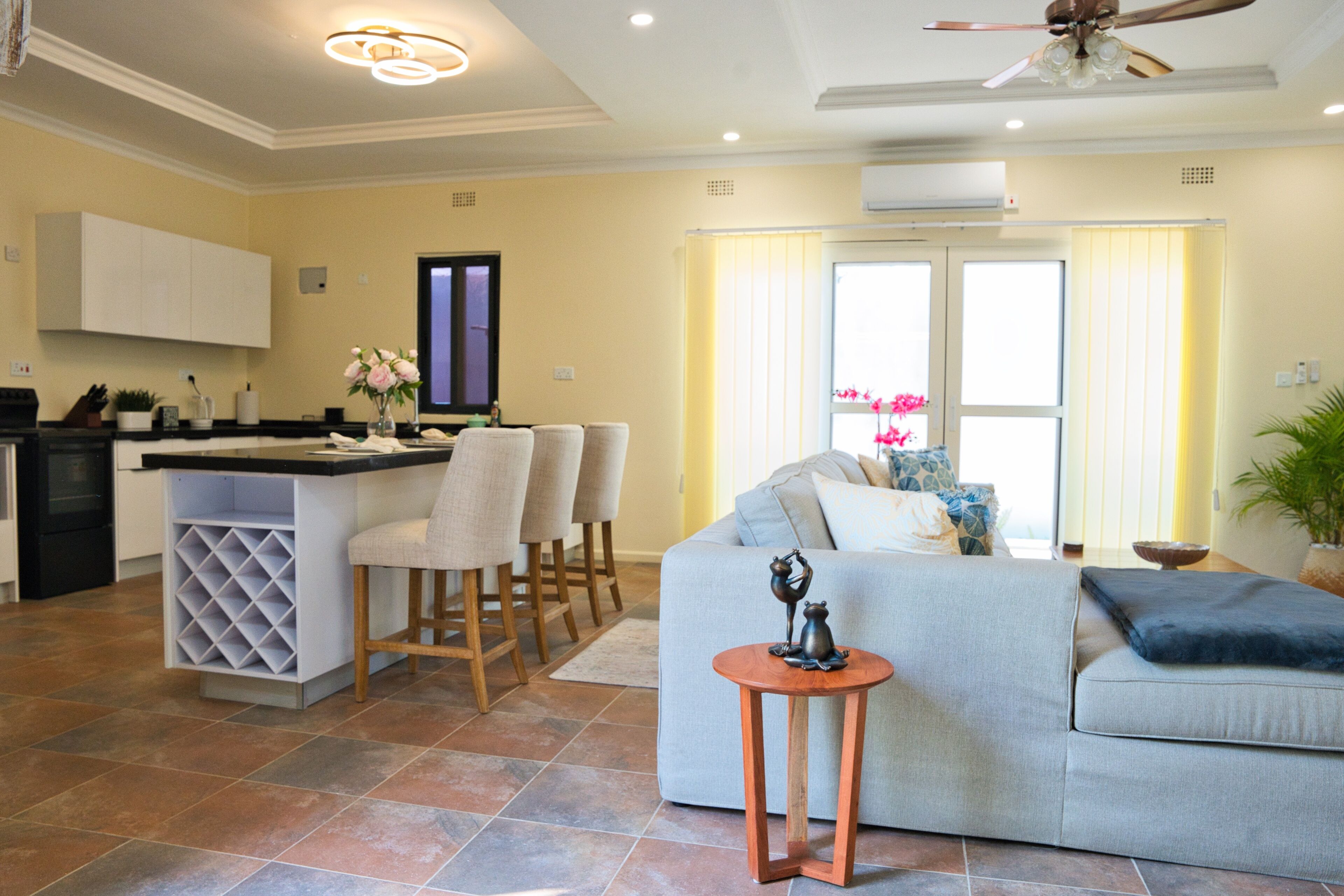 Smart-TV, bøker og stereoanlegg