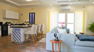 Een smart-tv, boeken en een stereo