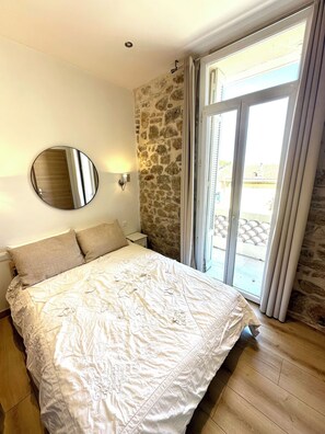 2 bedrooms, iron/ironing board, WiFi, bed sheets - Superb 3 P with balcony view near beach (Antibes)