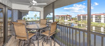 Relax in Paradise – Stunning Sanibel Beachfront Condo