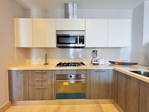 Refrigerador, microondas, horno y parrilla de estufa 