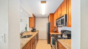 Private kitchen - 3 bedrooms 3 baths • Oceans views • Steps to beach (Kihei)