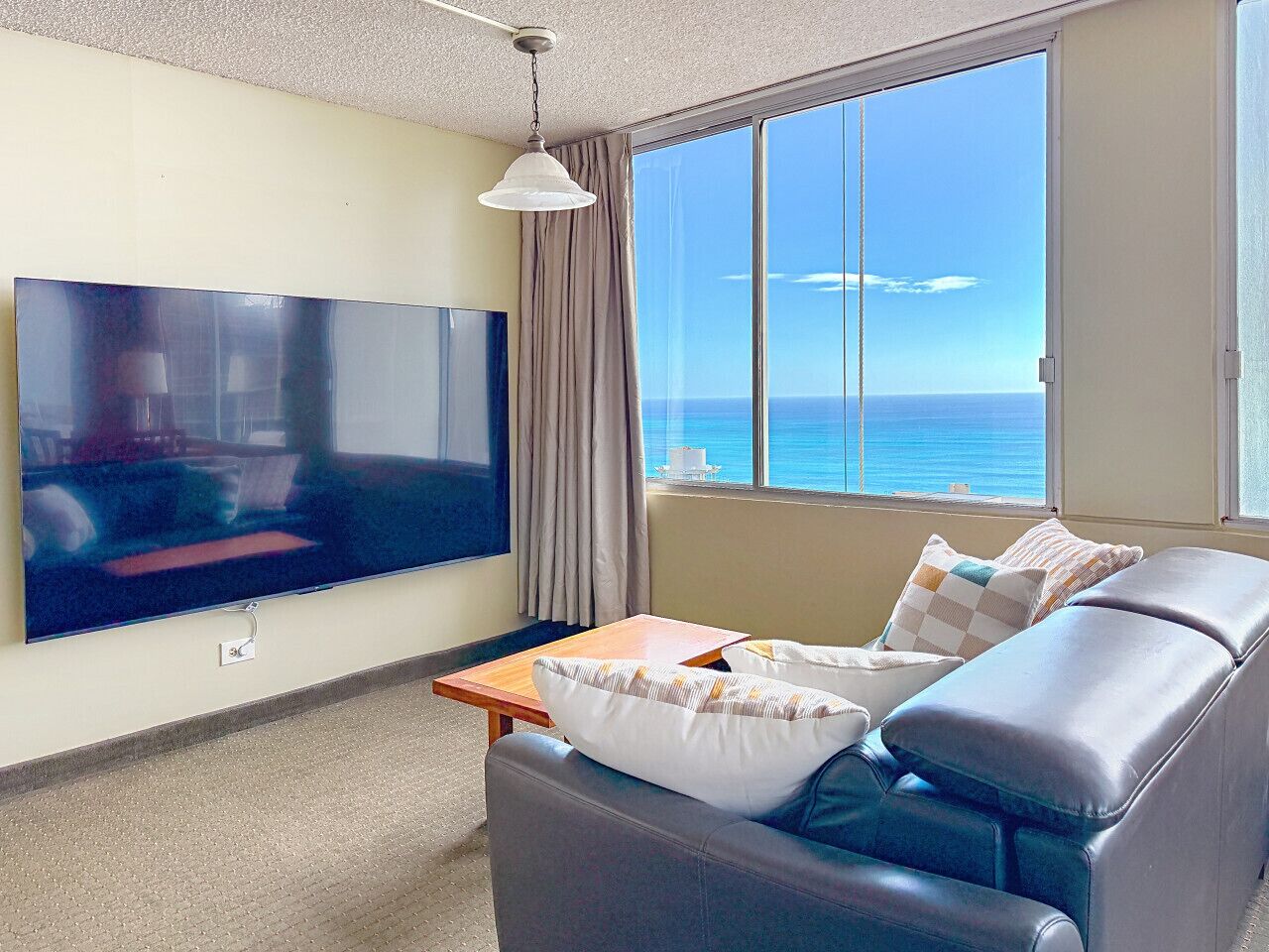 Een televisie en een stereo