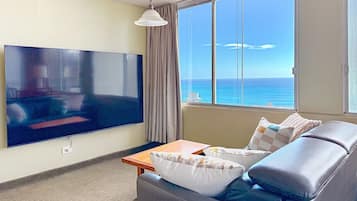 Een televisie en een stereo