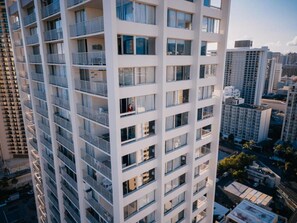 Un edificio de gran altura con múltiples balcones, amplias ventanas y un diseño arquitectónico moderno.