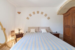 1 slaapkamer, een strijkplank/strijkijzer, gratis wifi, beddengoed