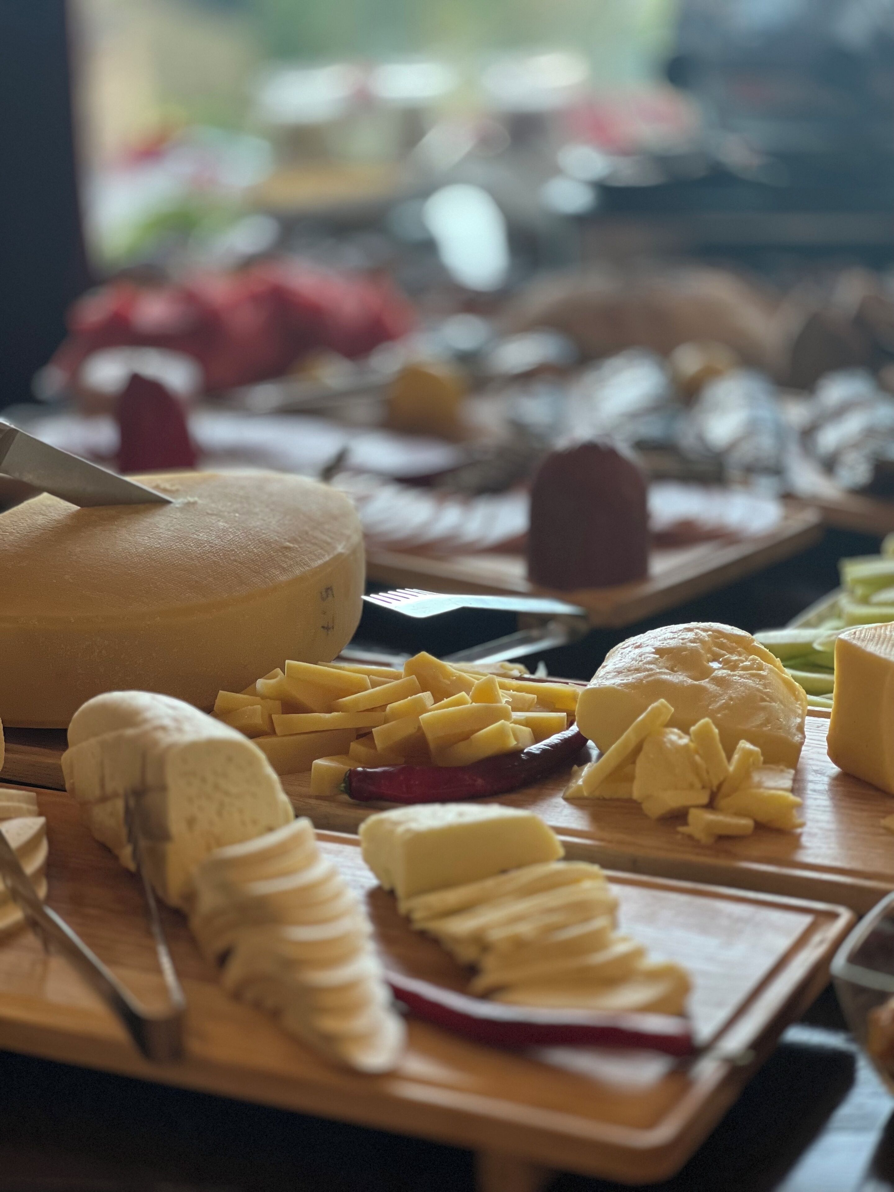 Una tabla de quesos con distintos tipos de queso y un cuchillo.