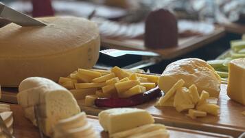 Una tabla de quesos con distintos tipos de queso y un cuchillo.
