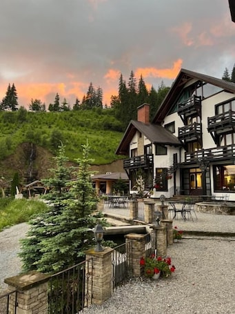 Exterior. Pensiunea Poiana Izvoarelor