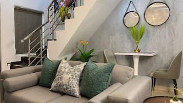Apartamento luxo, sacada, vista para a cidade | Área de estar