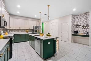 Private kitchen - Walk to Clubhouse, 6BR Pool, Theater,Themed Rooms (Kissimmee)