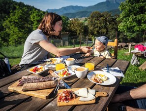 Free daily buffet breakfast - Casa rural Mas Garganta (La Vall d'en Bas)