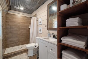 Douche, sèche-cheveux, serviettes fournies, savon