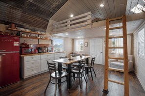 Fridge, microwave, stovetop, coffee/tea maker - Charming Cabin in the Country, 25 mins from Waco, Texas (Mart)