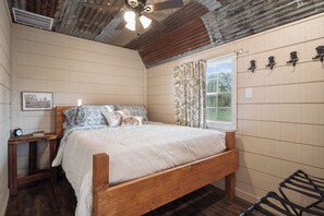 2 bedrooms, desk, iron/ironing board, WiFi