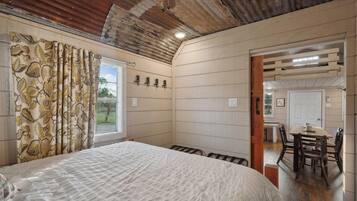 2 bedrooms, desk, iron/ironing board, WiFi