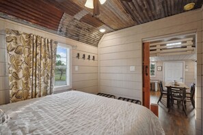 2 bedrooms, desk, iron/ironing board, WiFi