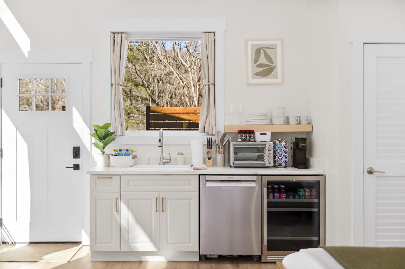 Cooktop, lava-louças, cafeteira/chaleira, torradeira