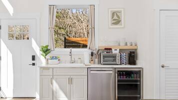 Cooktop, lava-louças, cafeteira/chaleira, torradeira