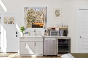 موقد طهي مسطح، غسالة أطباق، ماكينة لصنع القهوة/الشاي، محمصة خبز