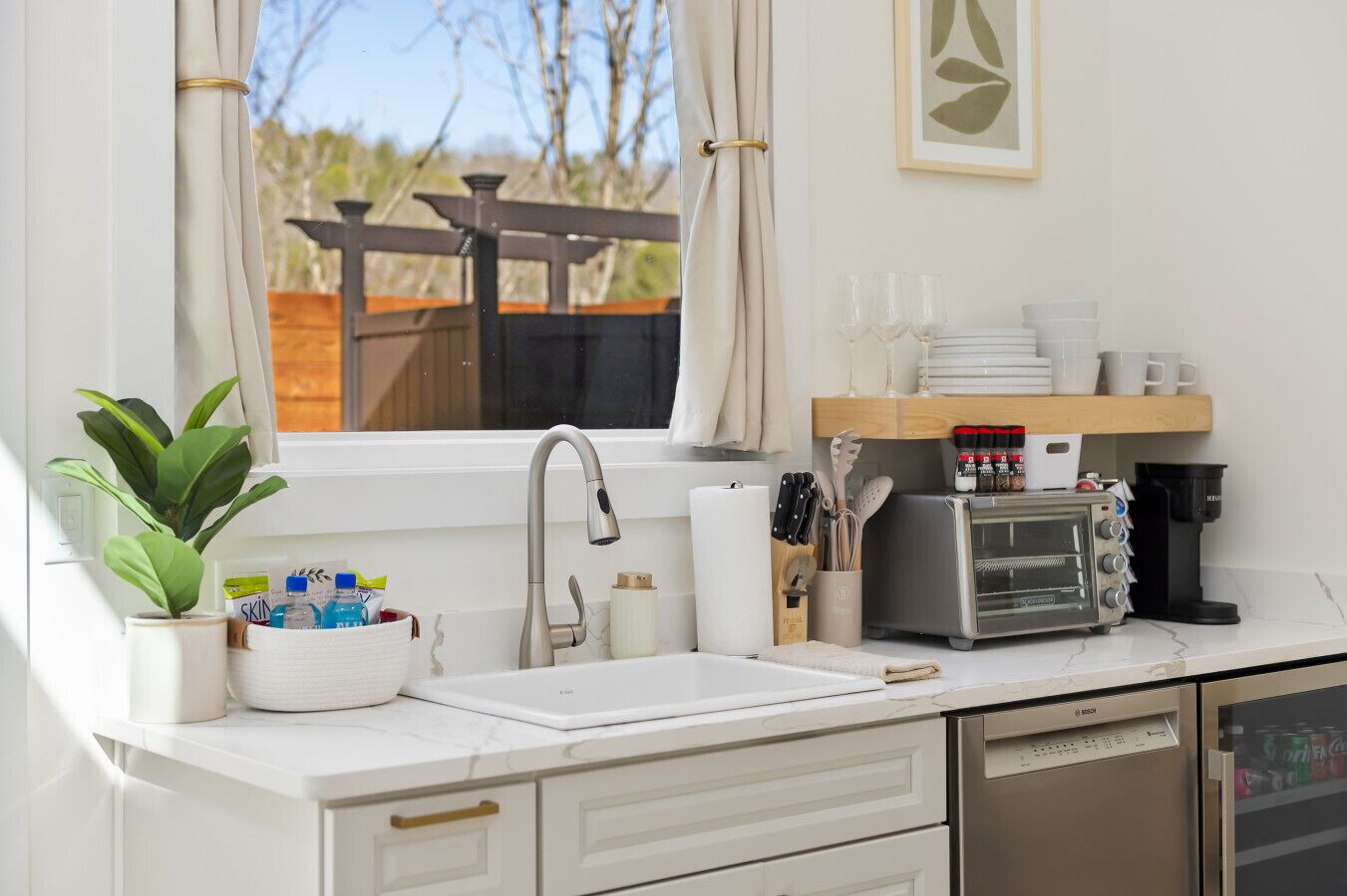 Een kookplaat, een vaatwasser, een koffiezetapparaat/waterkoker