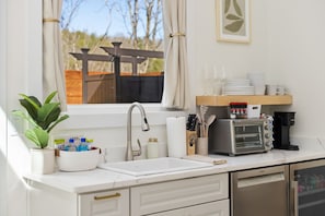 Stovetop, dishwasher, coffee/tea maker, toaster