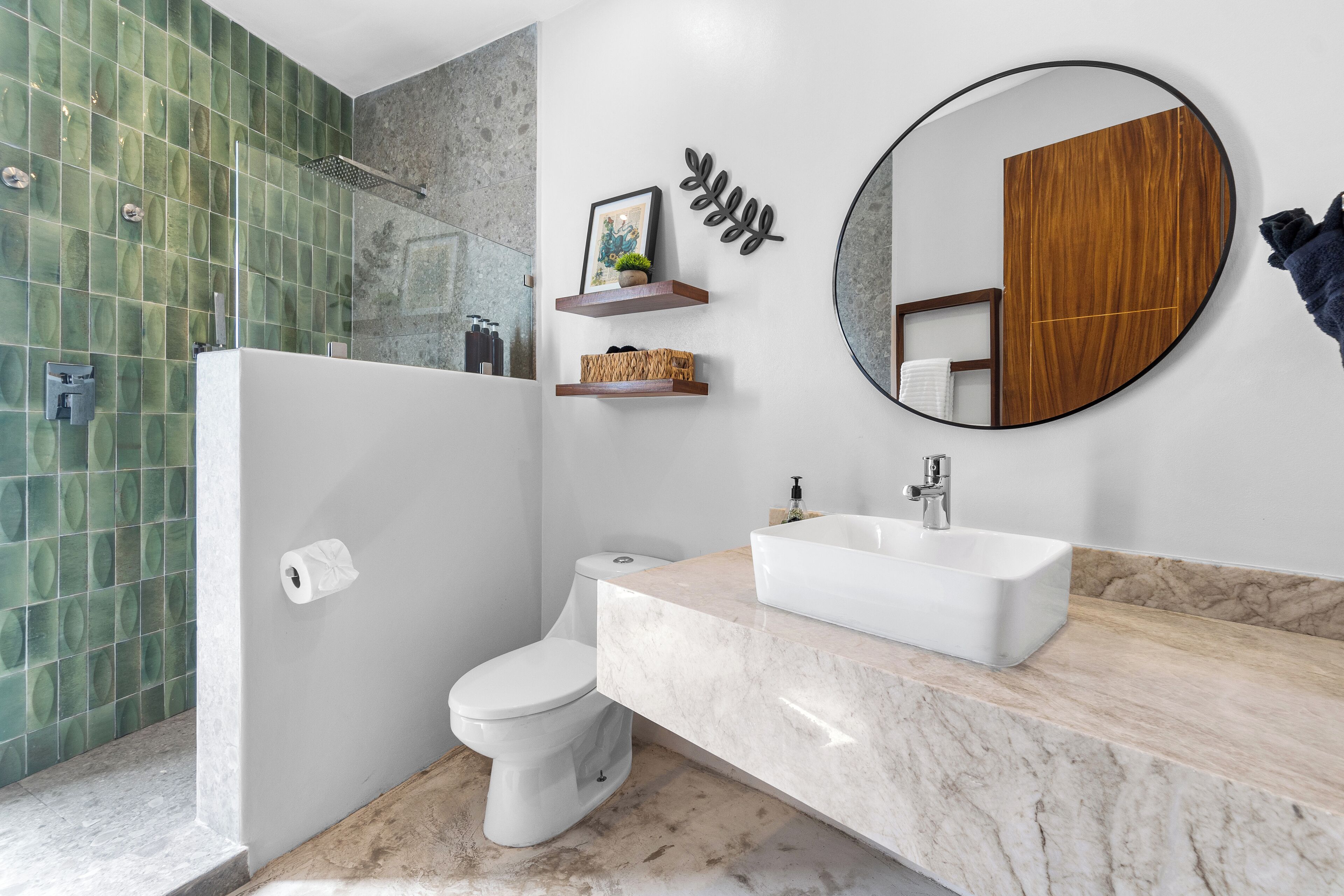 Shower, jetted tub, hair dryer, towels