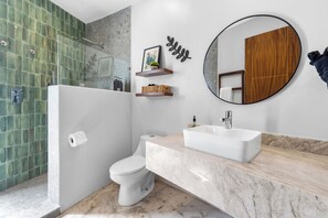 Een douche, een bubbelbad, een haardroger, handdoeken