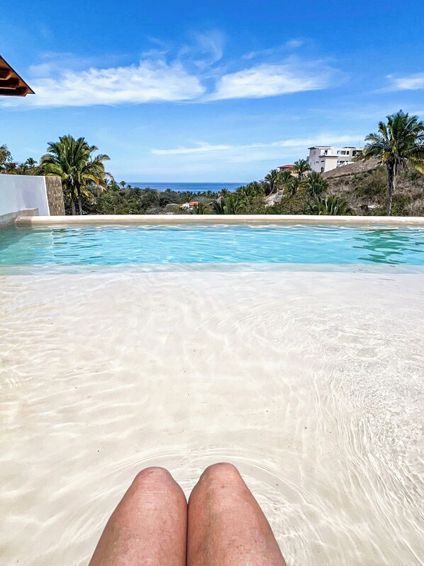 Utendørsbasseng og et oppvarmet basseng