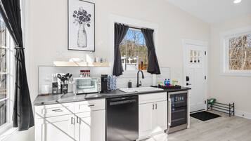 Lave-vaisselle, cafetiĂšre/bouilloire, grille-pain