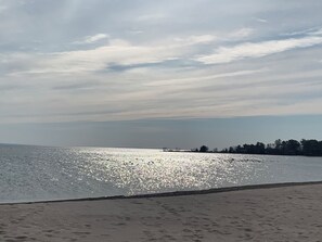 Vlak bij het strand, ligstoelen, strandlakens