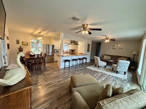 TV - Sleeps 10. Bayou Front Home close to ULM, Sports Complexes, Airport and I-20. (Monroe)