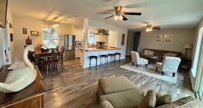 Sleeps 10. Bayou Front Home close to ULM, Sports Complexes, Airport and I-20.
