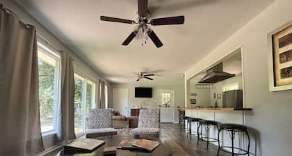 Sleeps 10. Bayou Front Home close to ULM, Sports Complexes, Airport and I-20.