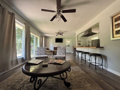 Sleeps 10. Bayou Front Home close to ULM, Sports Complexes, Airport and I-20.