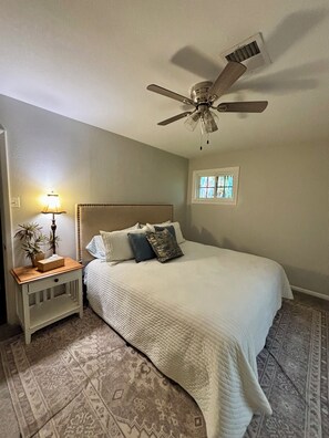 4 bedrooms, free WiFi, bed sheets - Sleeps 10. Bayou Front Home close to ULM, Sports Complexes, Airport and I-20. (Monroe)