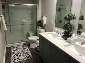 Dusche, Handtücher, Seife, Toilettenpapier