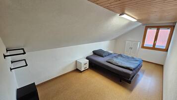 6 bedrooms, travel cot, WiFi, bed sheets