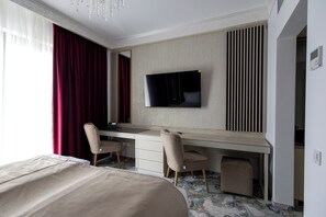 Minibar, desk, blackout curtains, soundproofing - Chitulescu Hotel (Targoviste)