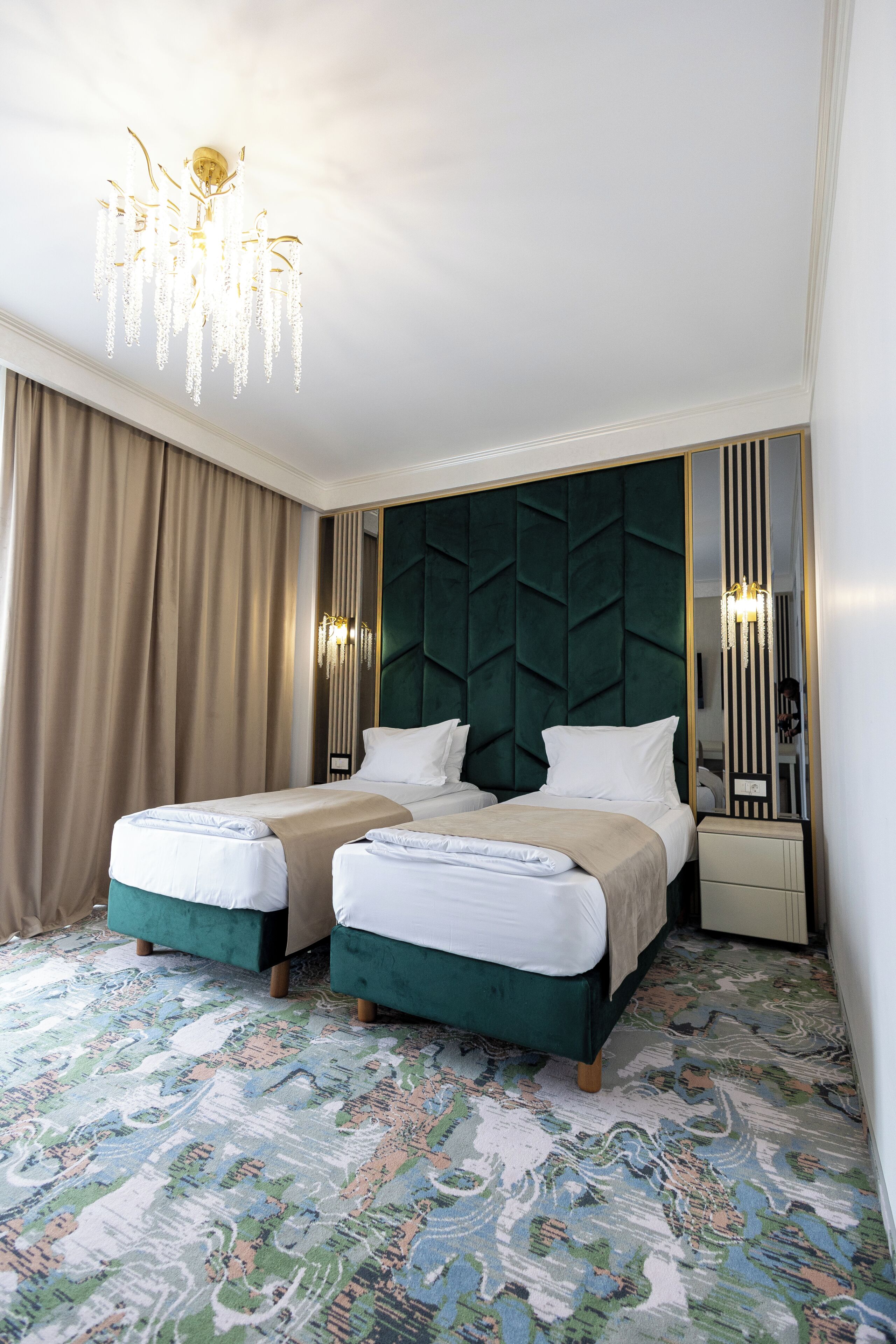 Habitación estándar con 2 camas individuales, balcón, vistas a la ciudad | Minibar, escritorio, cortinas opacas y sistema de insonorización