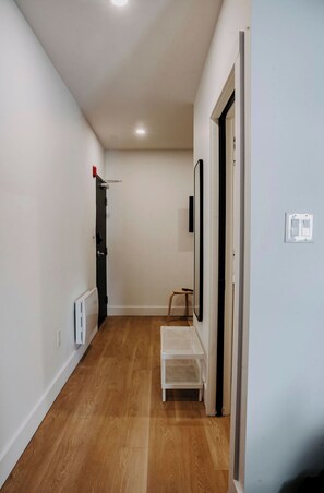 Bureau, espace de travail pour ordinateur portable, rideaux occultants