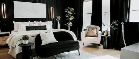 Luxury Room | Desk, laptop workspace, blackout drapes, soundproofing