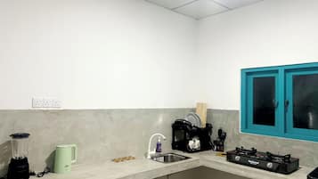 Réfrigérateur, bouilloire électrique, blender