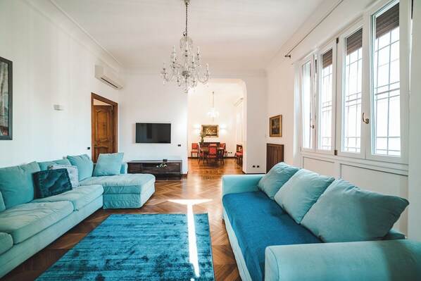 TV - Domus Trastevere 900 (Roma)