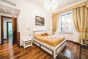 4 عدّة غرف نوم ومكواة/لوح كي وواي فاي وملاءات أسرّة