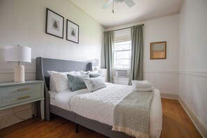 5 habitaciones, tabla de planchar con plancha y cuna de viaje 