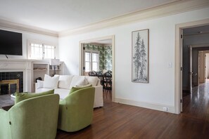 Smart TV, chimenea y libros 