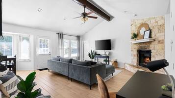 Televisión y chimenea