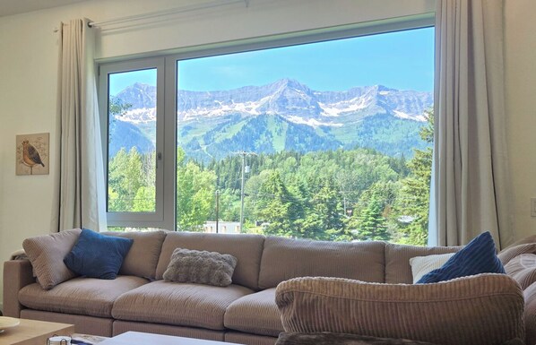 Smart TV, stereo - Stylish 2BR | River & Views | 5 Min Fernie and Resort (Fernie)