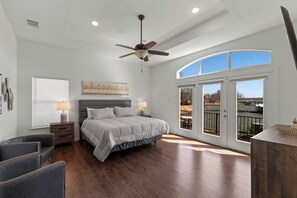 5 bedrooms, iron/ironing board, WiFi, bed sheets